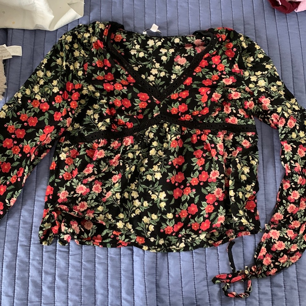 Patrons of Pace float long sleeve floral v neck top. Size small.